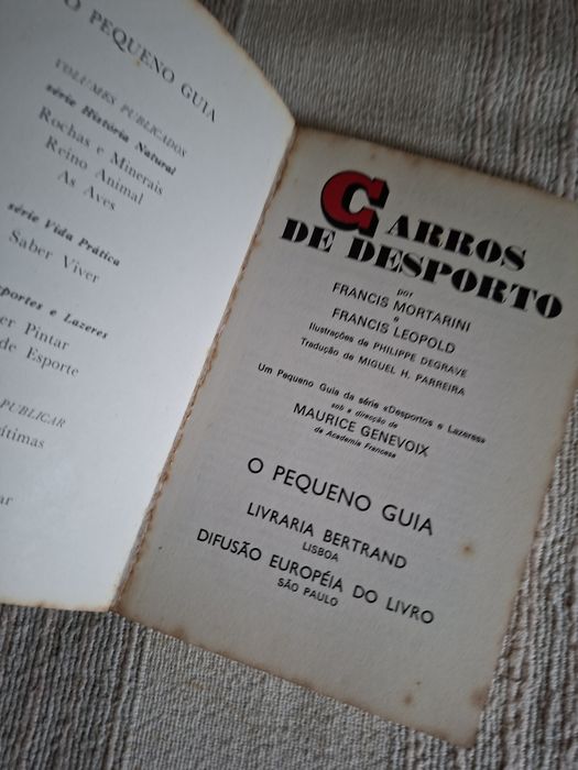 Livros antigos sobre carros desportivos e camiões