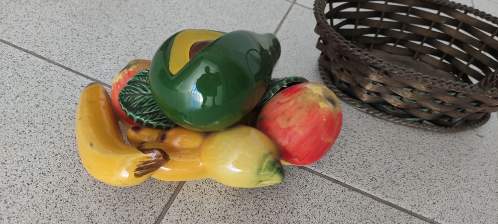 Cesta em metal com frutos em cerâmica