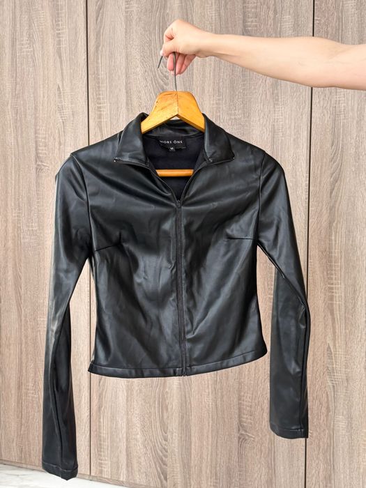 Шкіряна кофтина на замку