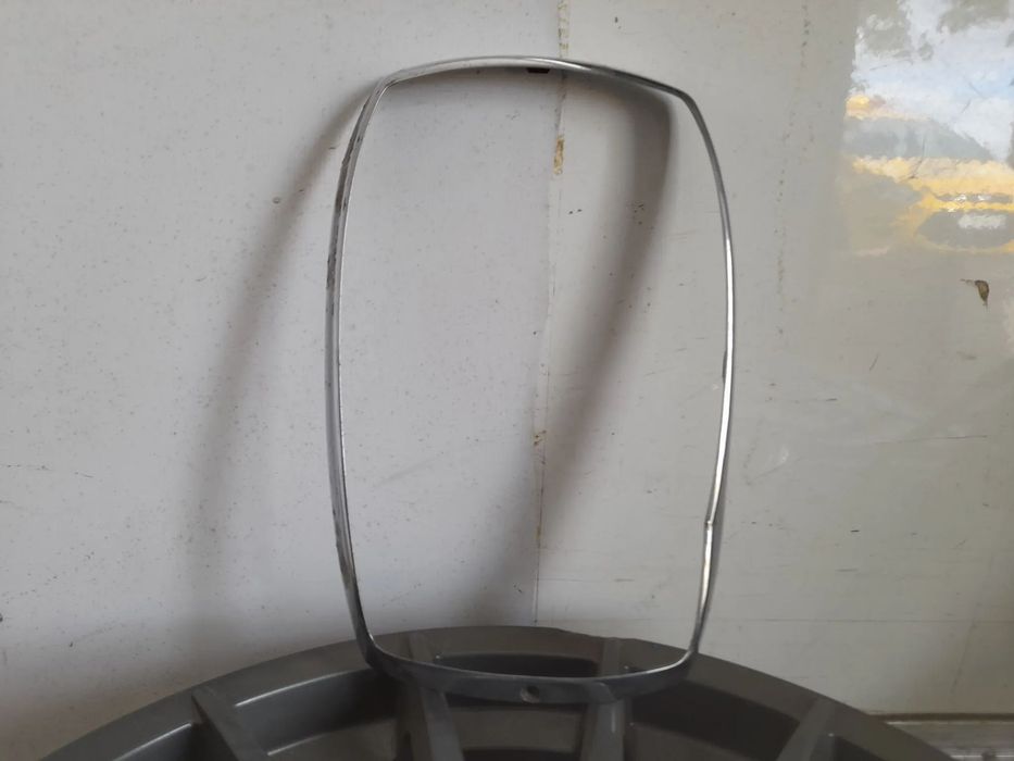 Ramka chrom reflektora przód Mercedes W114 W115 Hella 1305542056
