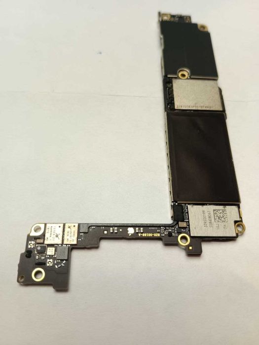 Полурабочая материнская плата от IPHONE 7 32GB BLACK Айфон 7 на 32 гб