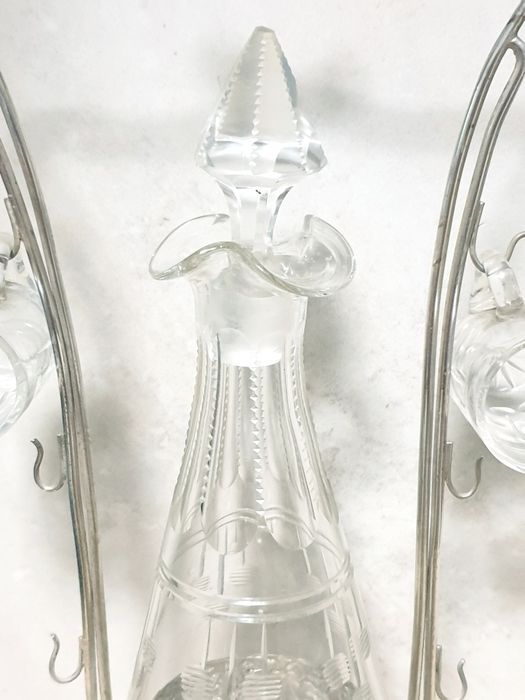 Antiga licoreira em cristal com suporte com banho em prata