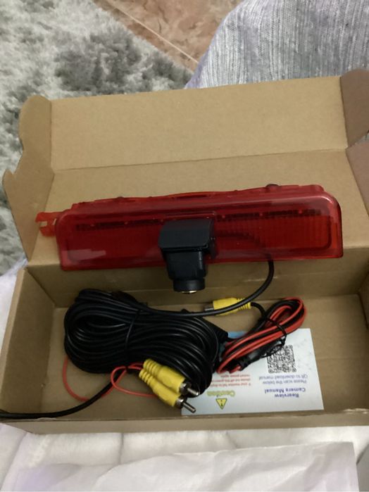 Câmara de marcha atrás na luz de travão.