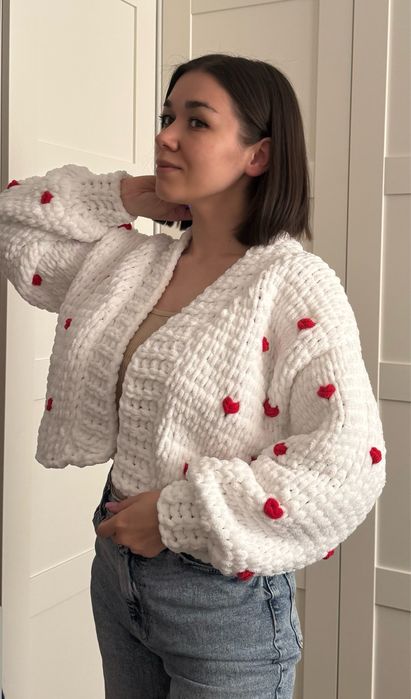 Bialy kardigan z serduszkami, ręcznie robiony