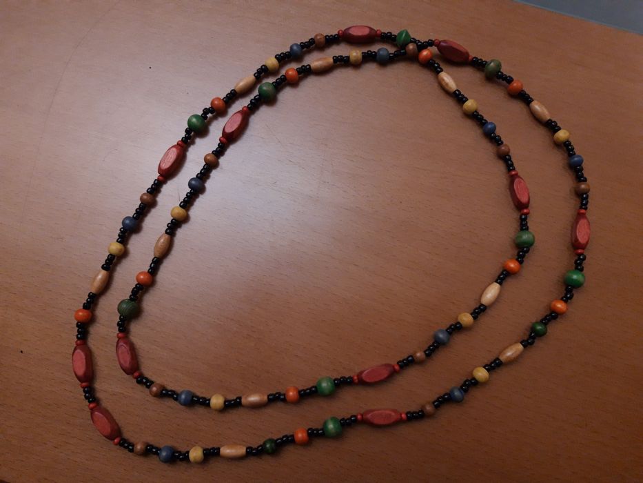 Colar comprido de contas e missangas de várias cores