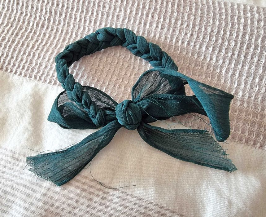 Conjunto de três pulseiras em tons de verde/ azulado