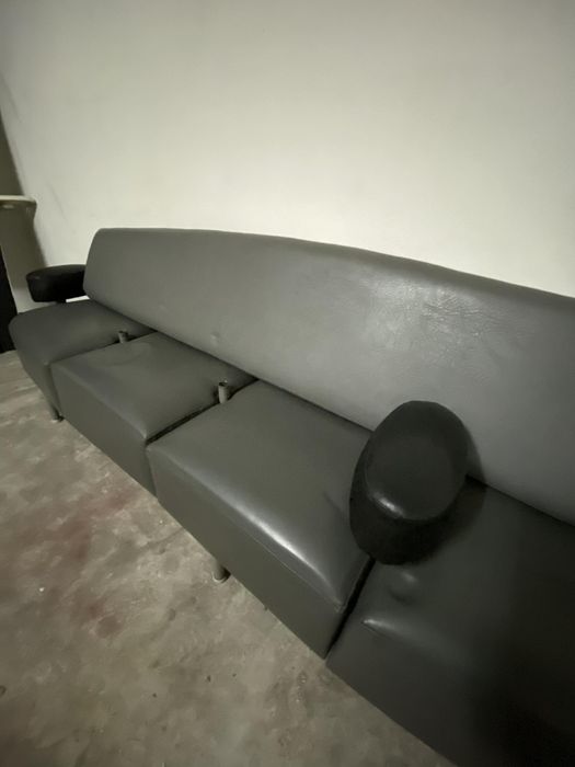 Sofá cinzento em napa