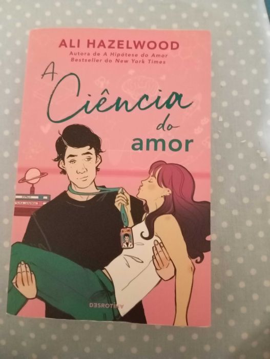 Livro "A ciência do amor" da Ali Hazelwood