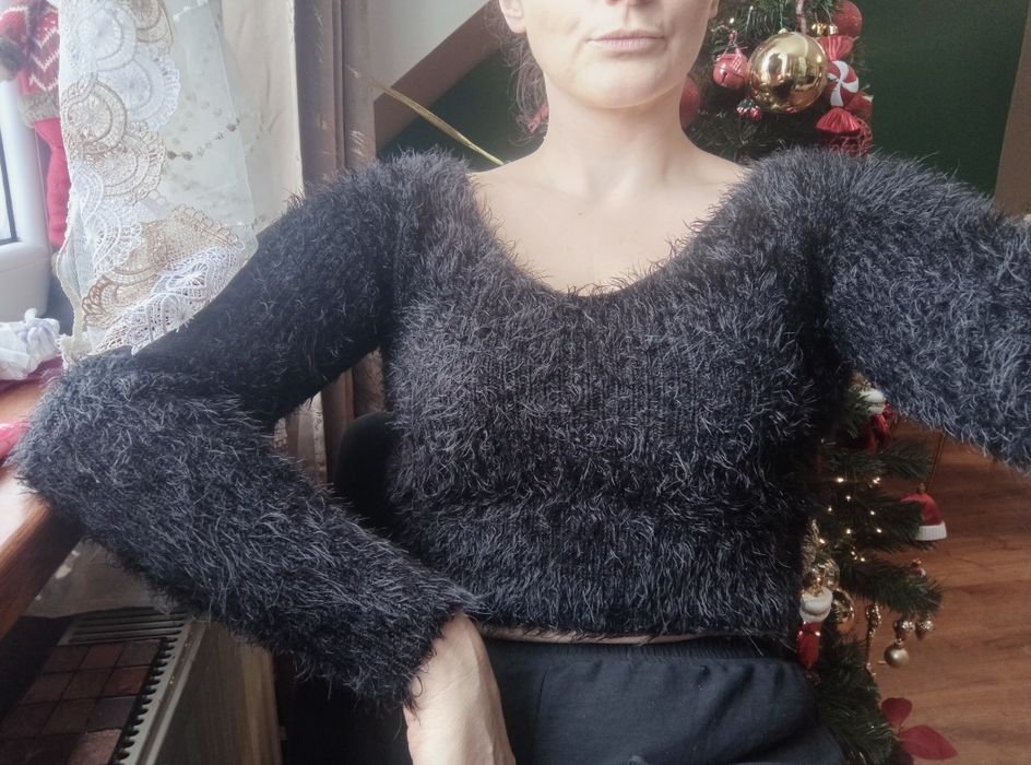 Sweterek czarny ciepły