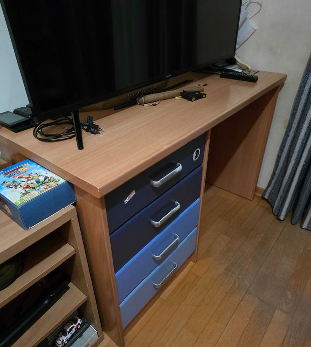 Secretária de madeira usada