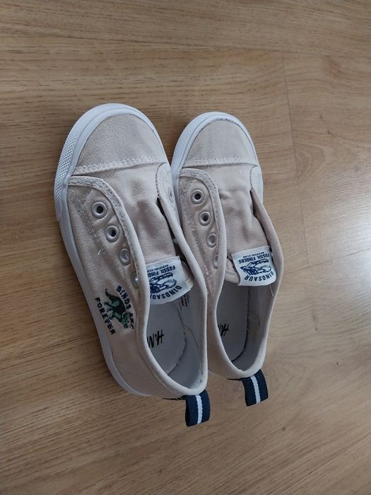 Trampki HM o rozmiarze 28,5