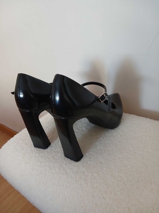 Sapatos novos da bershka