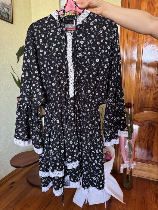 Чорна сукня в квітковий принт з мереживом