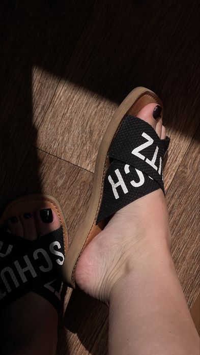 Шльопанці schutz