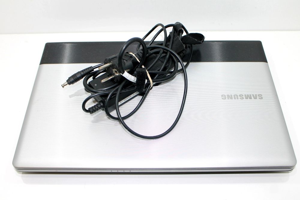 Laptop sprawny Samsung z ladowarka