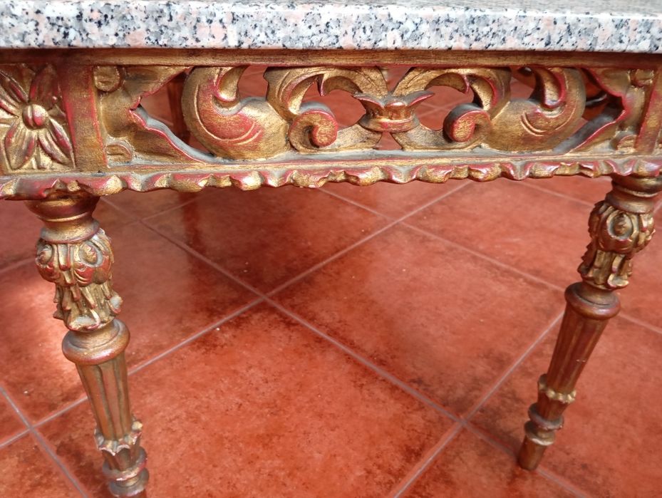 Mesa de apoio em madeira com tampo em granito