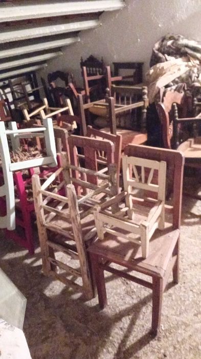 Cadeiras antigas em madeira e fundo de buinho