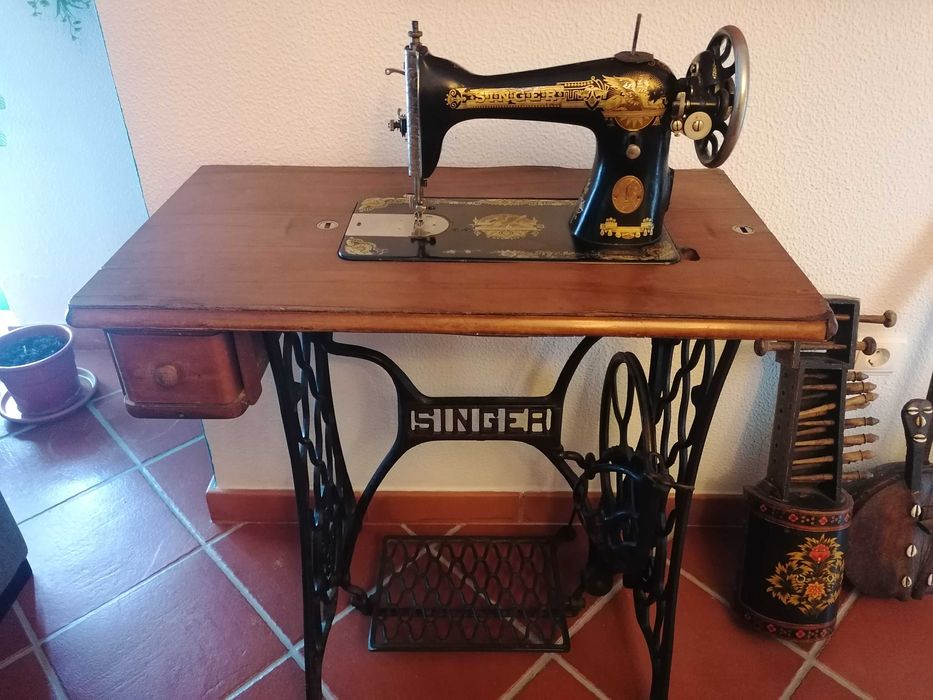 Maquina de costura muito bem estimada, restaurada - SINGER