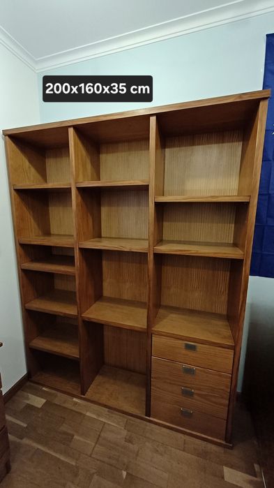 Estante com bloco de gavetas