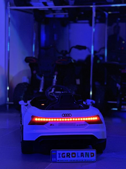 Сучасний дитячий електромобіль у стилі Audi E-Tron GT на акумуляторі