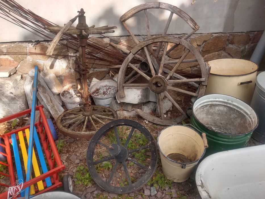 stare, rustykalne elementy dekoracji ogrodowych koło, homonto, beczka