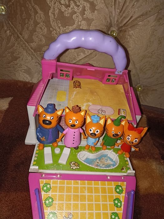 Продам фигурки три кота+домик