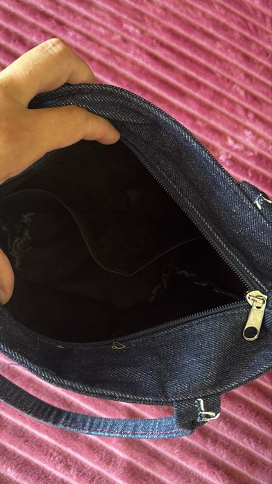Mala de mão ganga com detalhes vermelhos