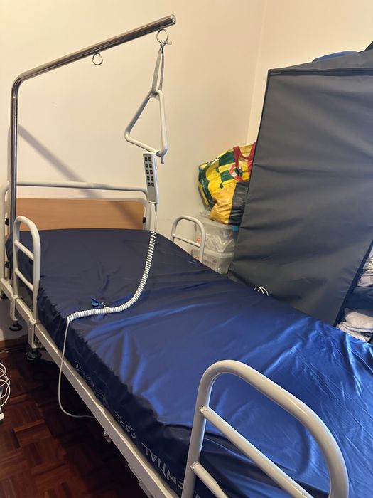 Cama hospitalar eléctrica com comando, 4 barras de proteção e pendural