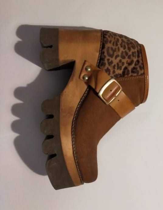 Botas em pele com plataforma