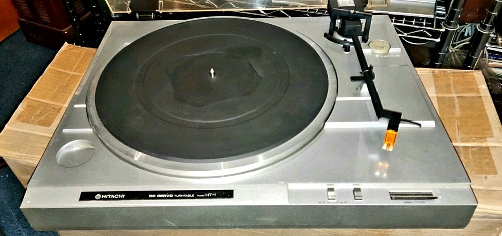 Проигрыватель винила 80х годов HITACHI HT-1