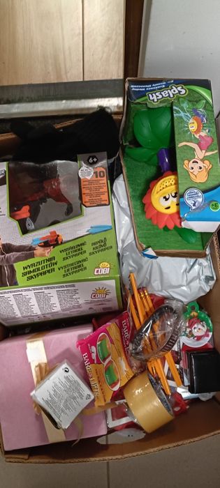 Karton mix nowych produktów na dalszą sprzedaż.