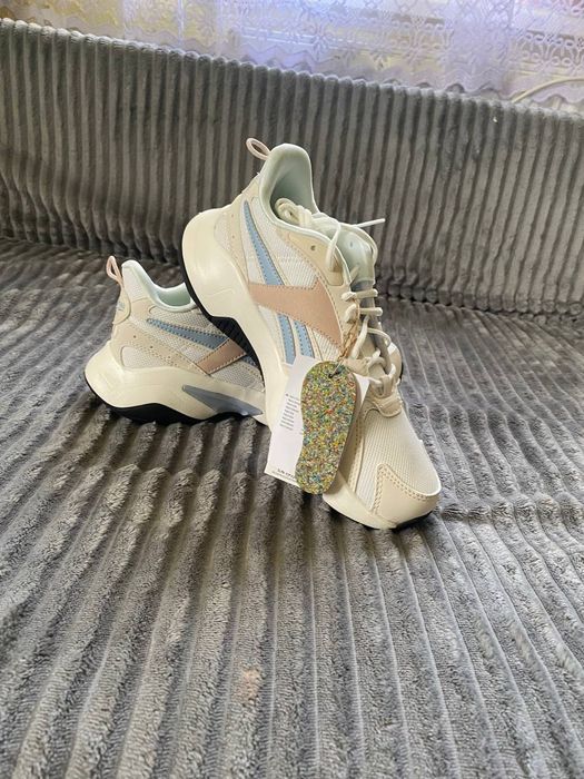 Кросівки-Reebok 
Колір-білий 
Розмір-38 
Ціна-1800
За додатковими пита