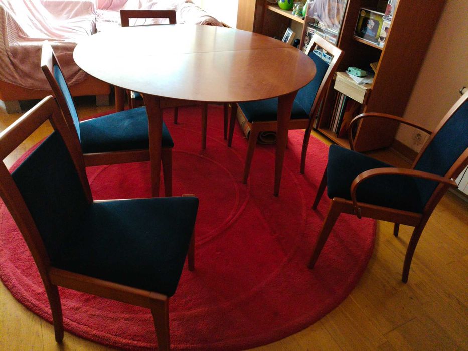 Conjunto mesa redonda sala de jantar com seis cadeiras nogueia e veludo