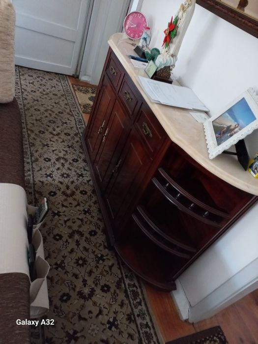 Credência mais espelho.