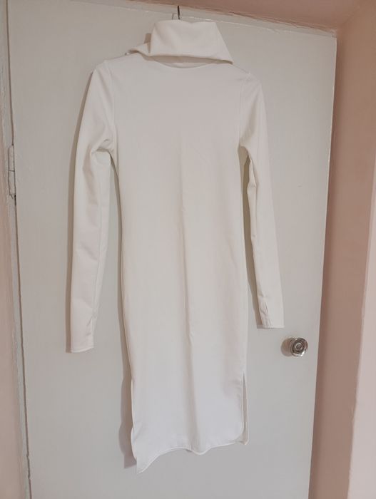 Біле силуетне жіноче плаття