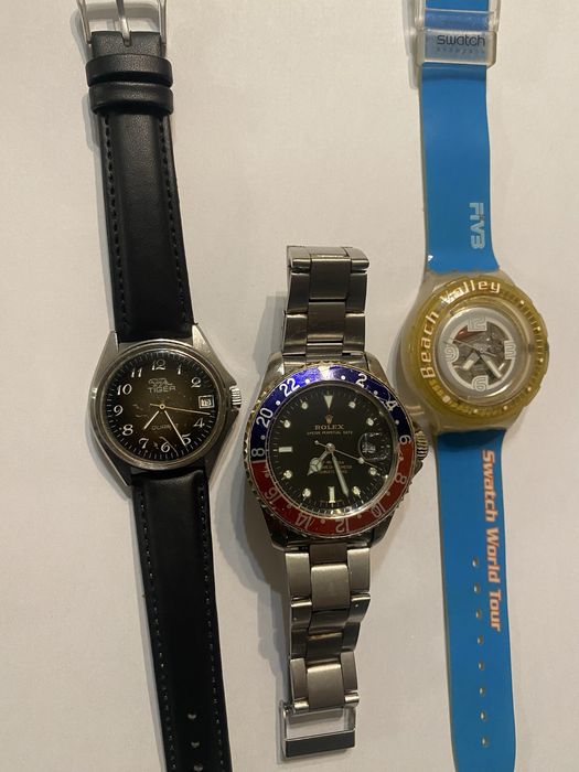 Três  relógios de pulso.