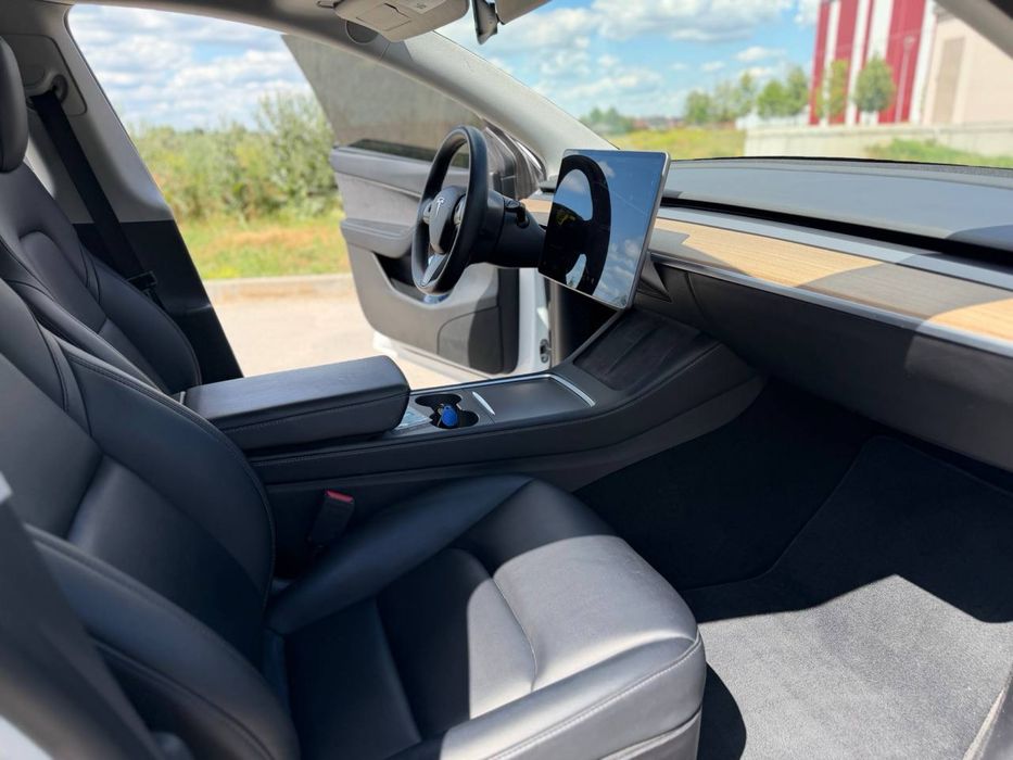 Tesla model Y 2021 года