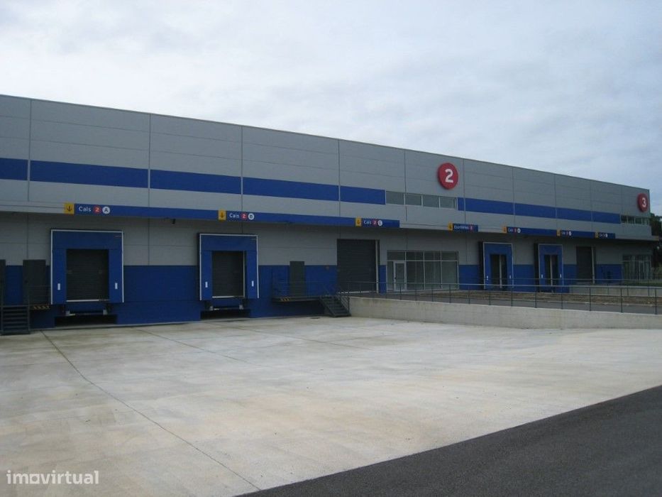 Armazém em Benavente junto à saída da A10