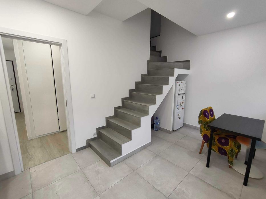 T2 remodelado com aproveitamento de sótão no centro de Almada