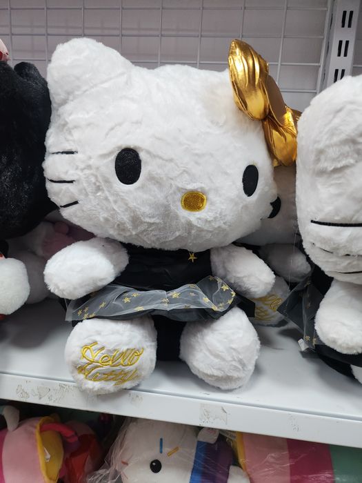 Hello Kitty Elegance 45 cm – duża maskotka pluszowa z złotą kokardą i sukienką