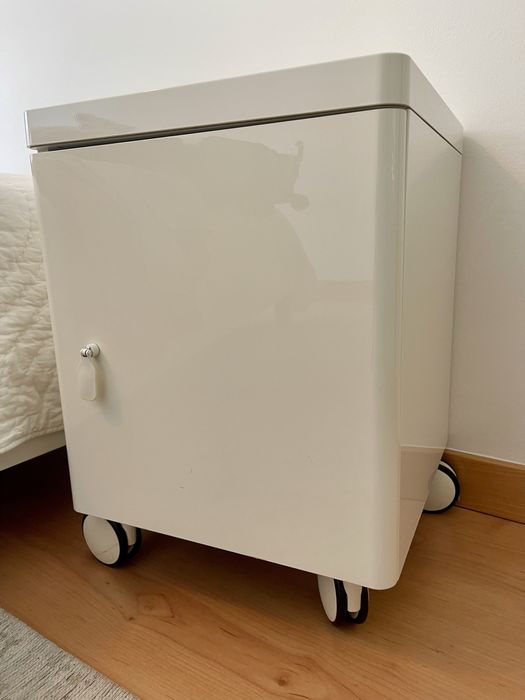 Quarto de casal - cama (estrado e colchao), mesas de cabeceira, comoda