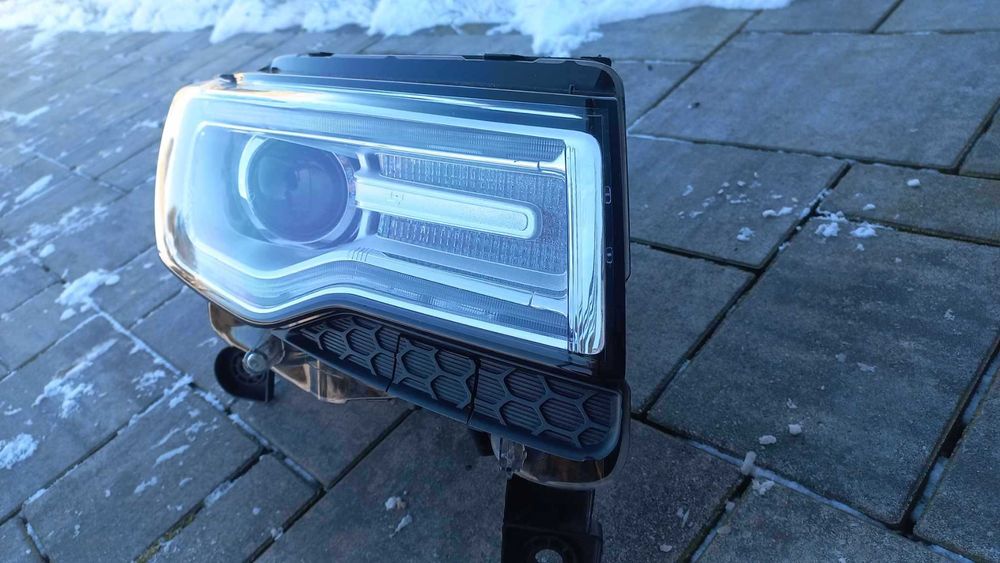 Lampa reflektor Jeep Grand Cherokee 2013- Prawa strona