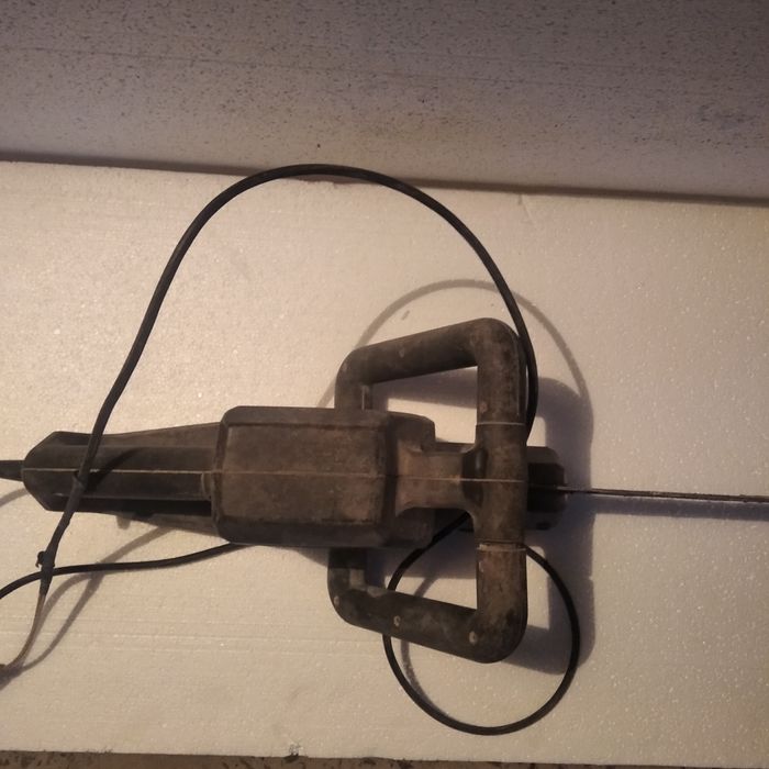 Електро пила BLACK Decker.