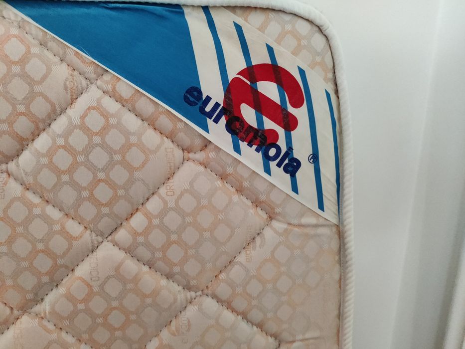 Cama de casal em ferro, lacada a verde e dourado, com colchão