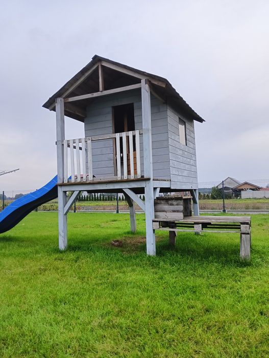 Domek drewniany, zjeżdżalnia, plac zabaw