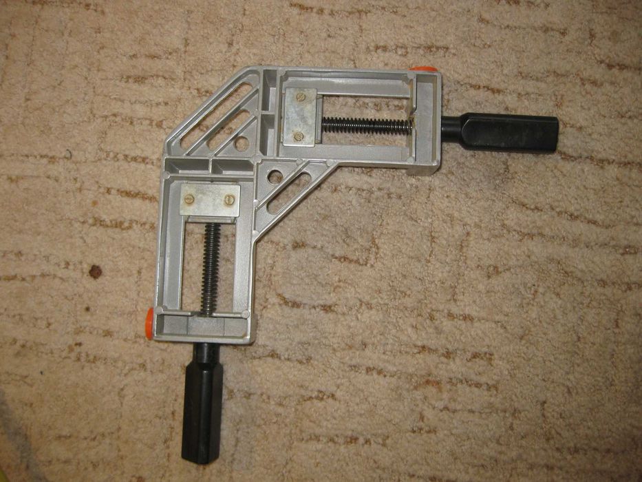 Кутове стусло для зарізування плінтусів , обналичників