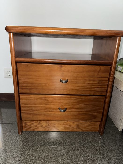 Cama + mesinha de cabeceira
