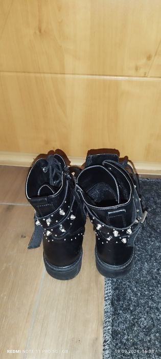 Sprzedam botki z ćwiekami czarne  firmy DeeZee