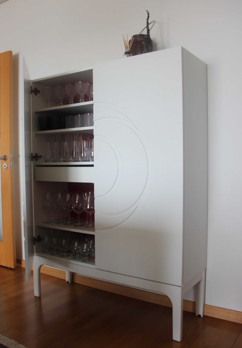 Aparador Vertical Branco – Elegância e Funcionalidade