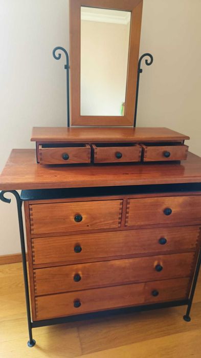 Cómoda em Cerejeira estrutura ferro